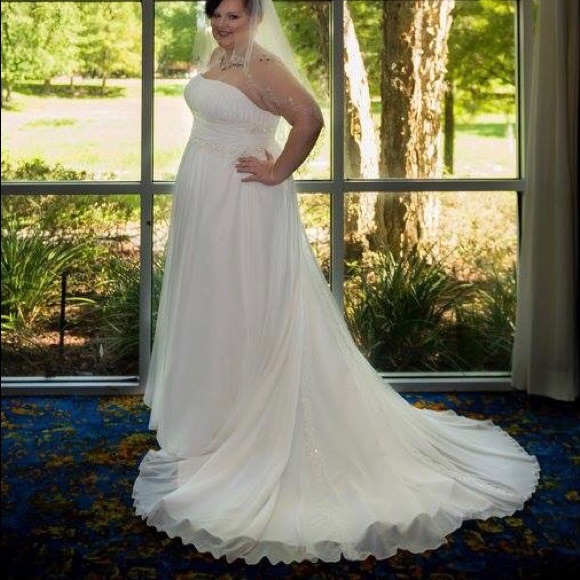 Wedding dress - Picture 1 of 3